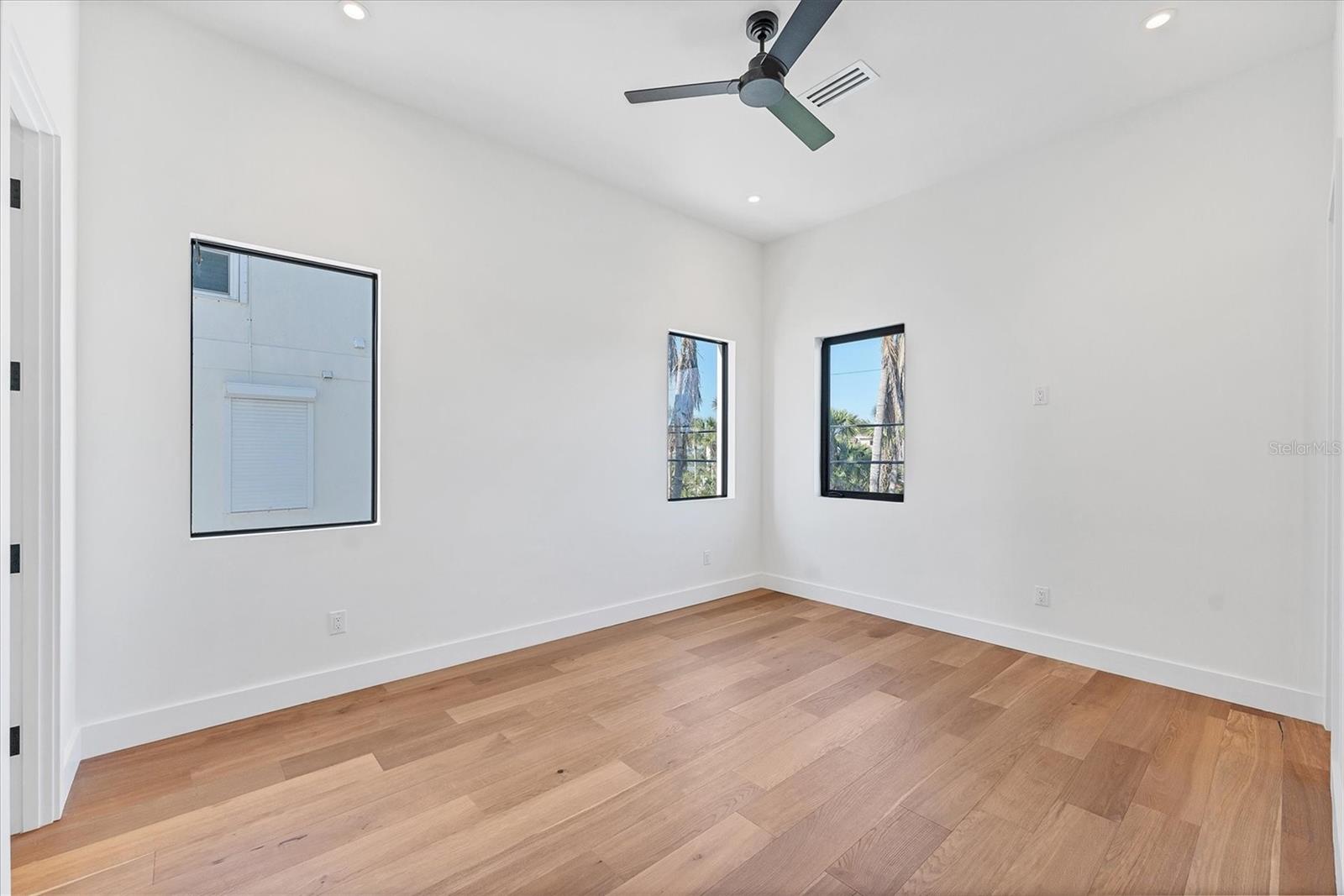 TB8435241 Property Photo