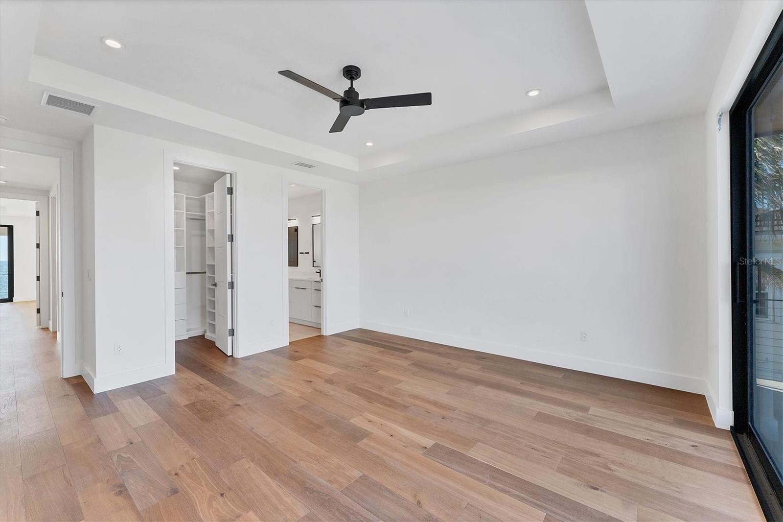 TB8435241 Property Photo