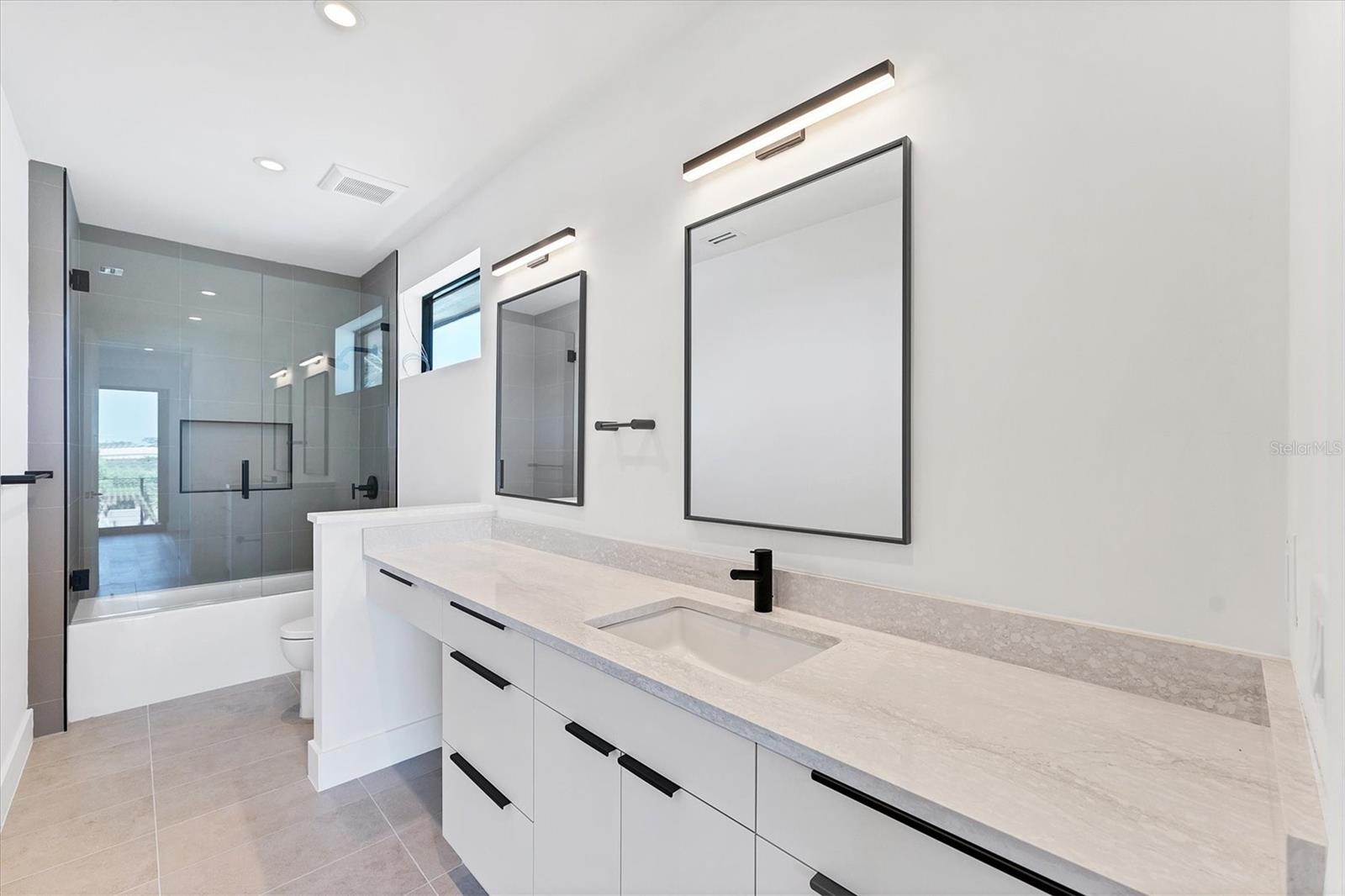 TB8435241 Property Photo