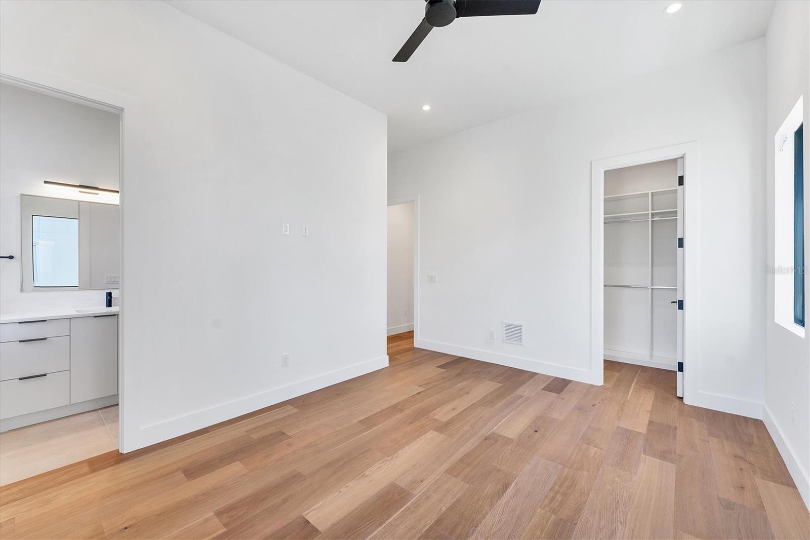 TB8435241 Property Photo