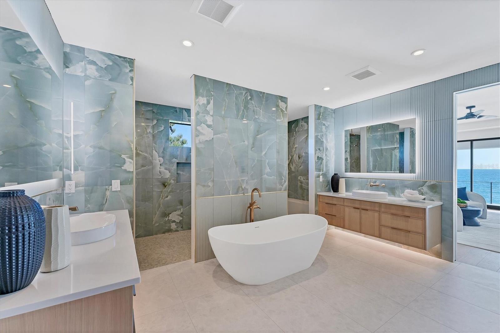 TB8435241 Property Photo