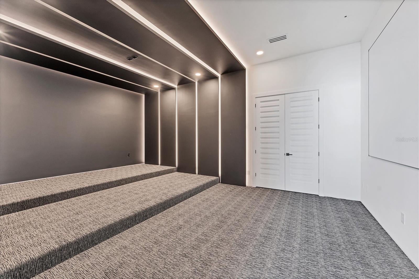 TB8435241 Property Photo