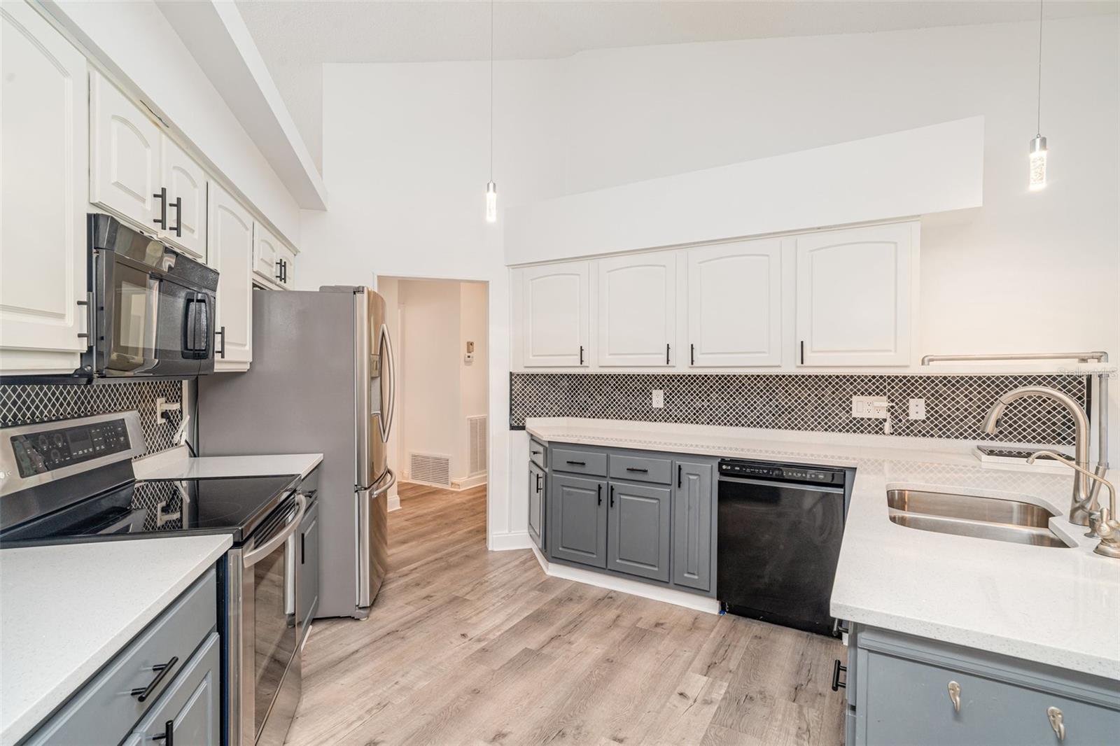 2048 BERRY ROBERTS DR, SUN CITY CENTER, FL, 33573