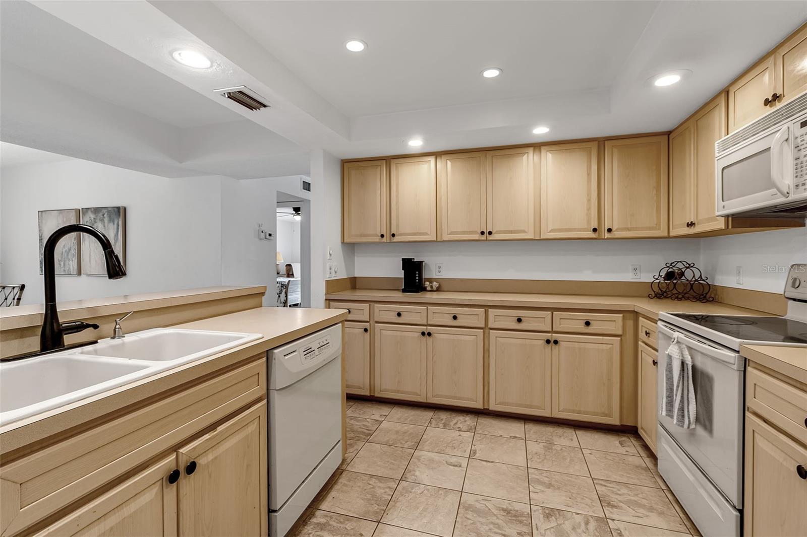 6472 SEAGULL DR #305, BRADENTON, FL, 34210