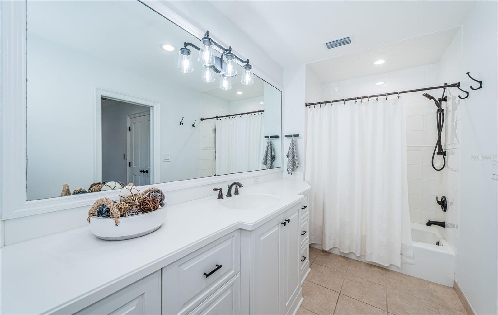 TB8435573 Property Photo