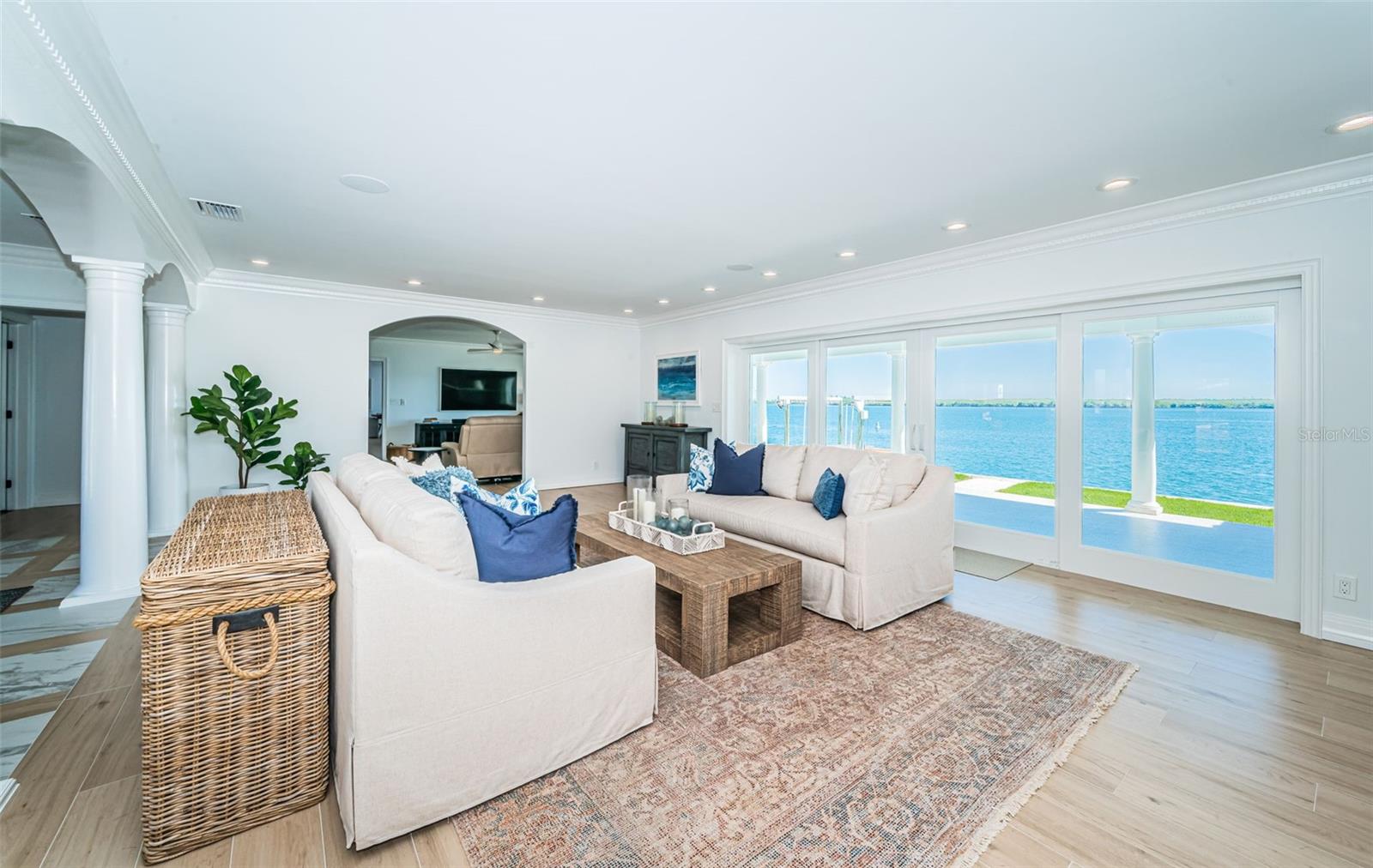 TB8435573 Property Photo