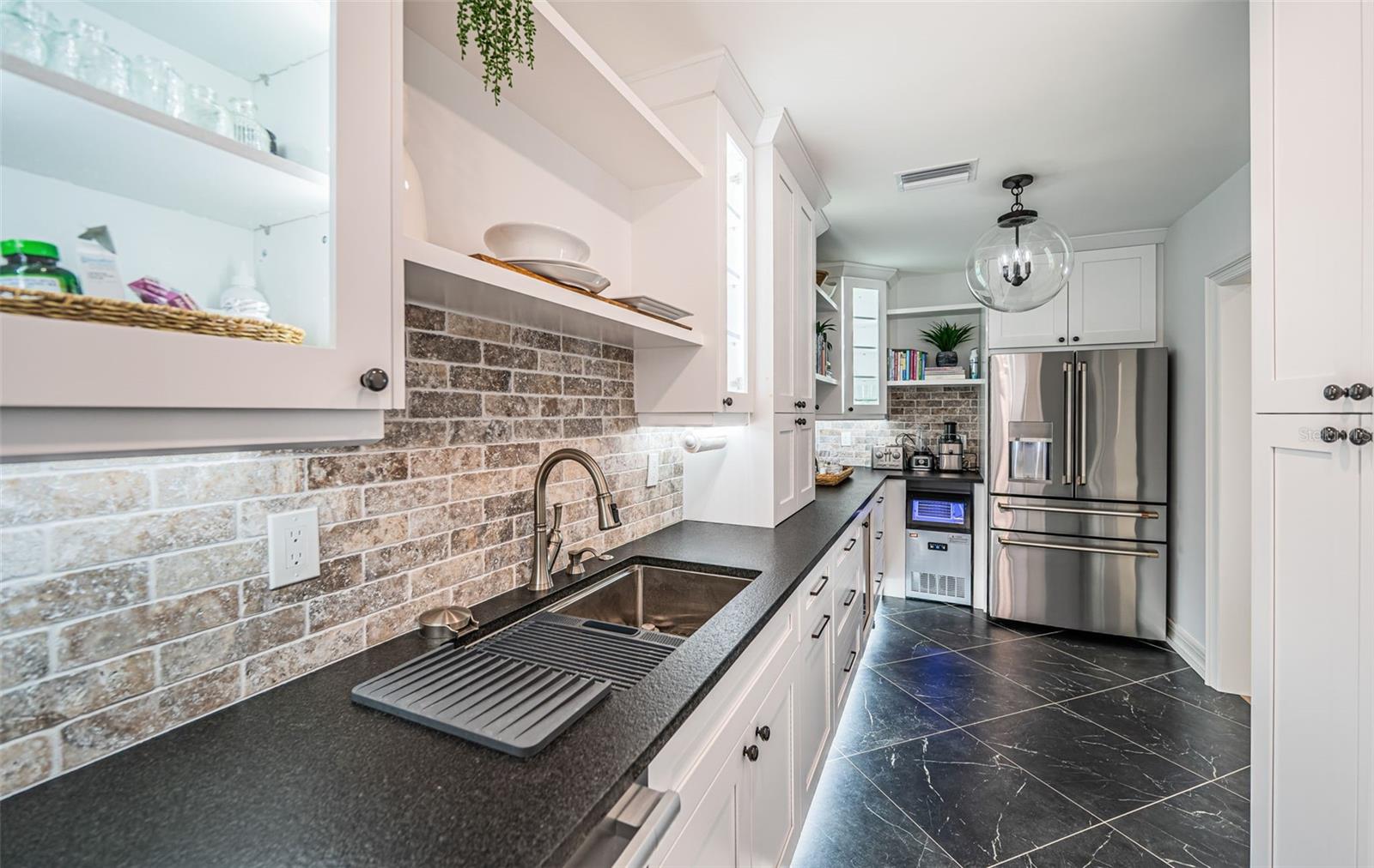 TB8435573 Property Photo