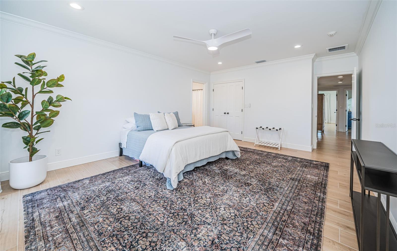 TB8435573 Property Photo