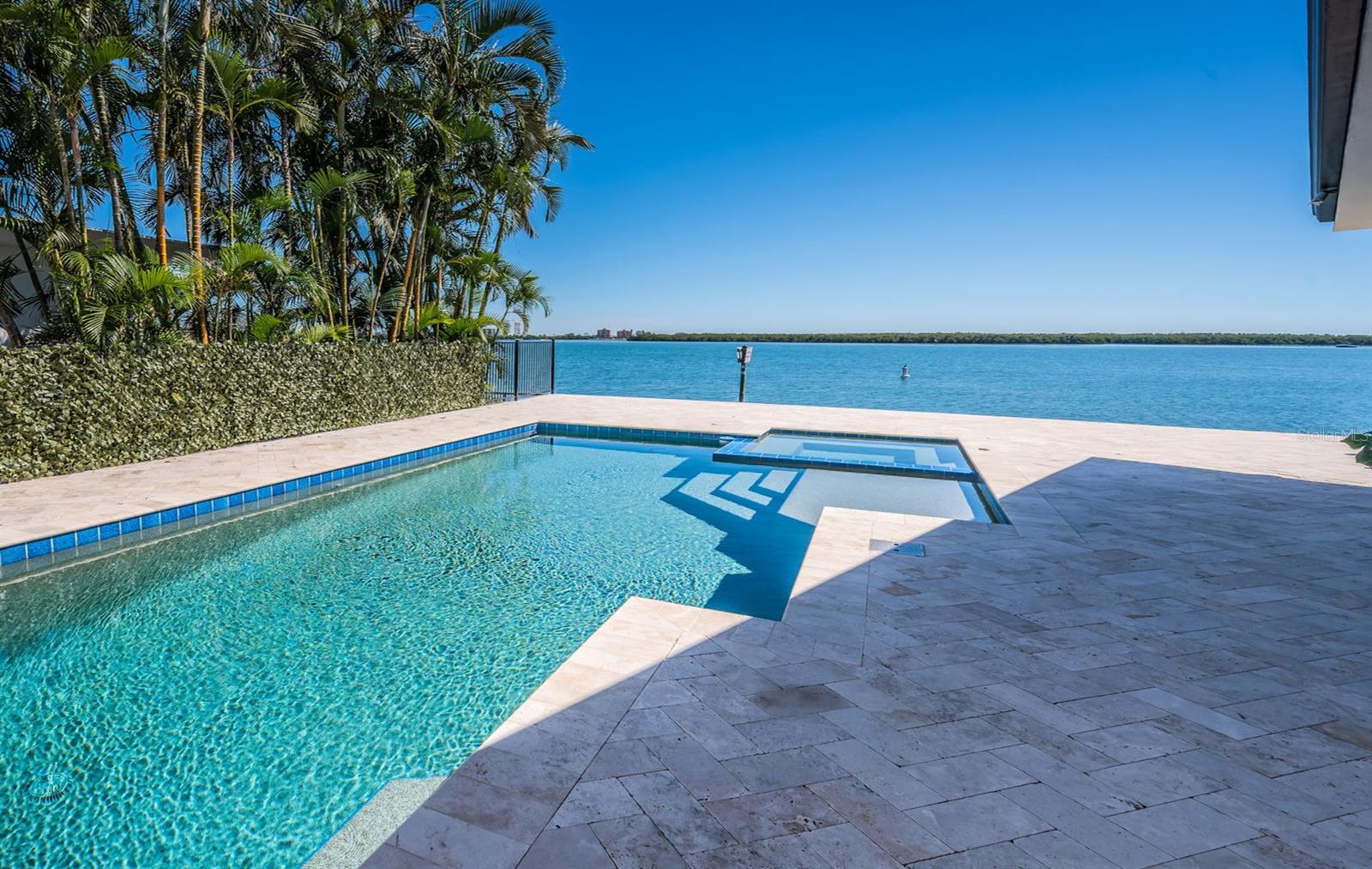 TB8435573 Property Photo