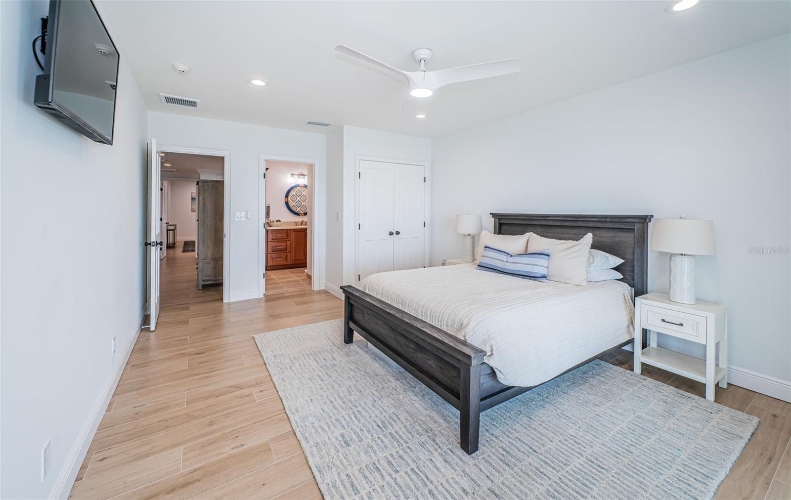 TB8435573 Property Photo