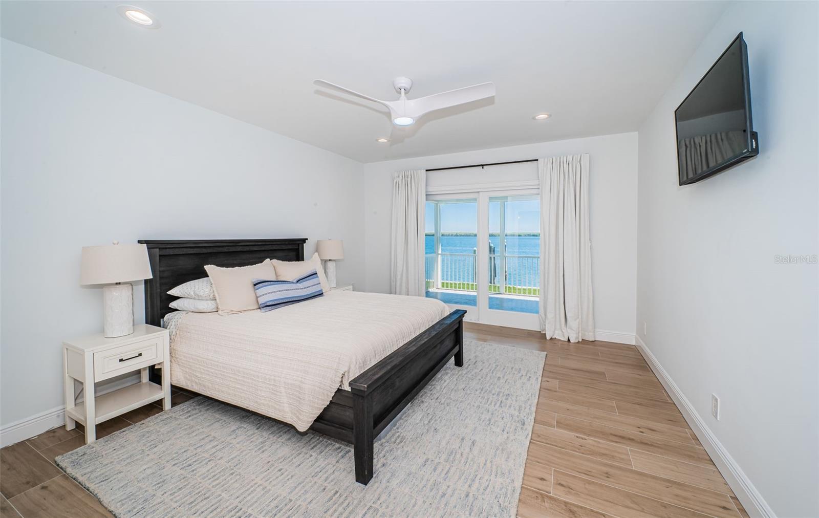 TB8435573 Property Photo