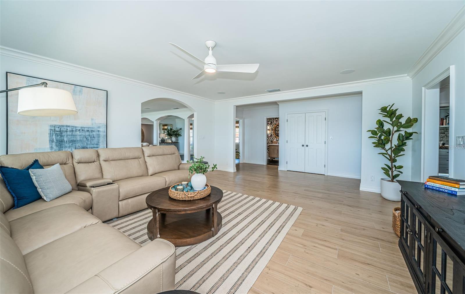 TB8435573 Property Photo