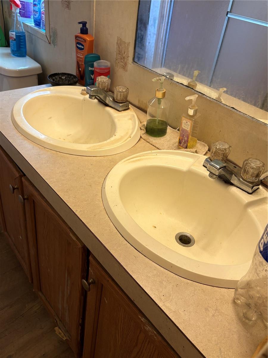 TB8435688 Property Photo