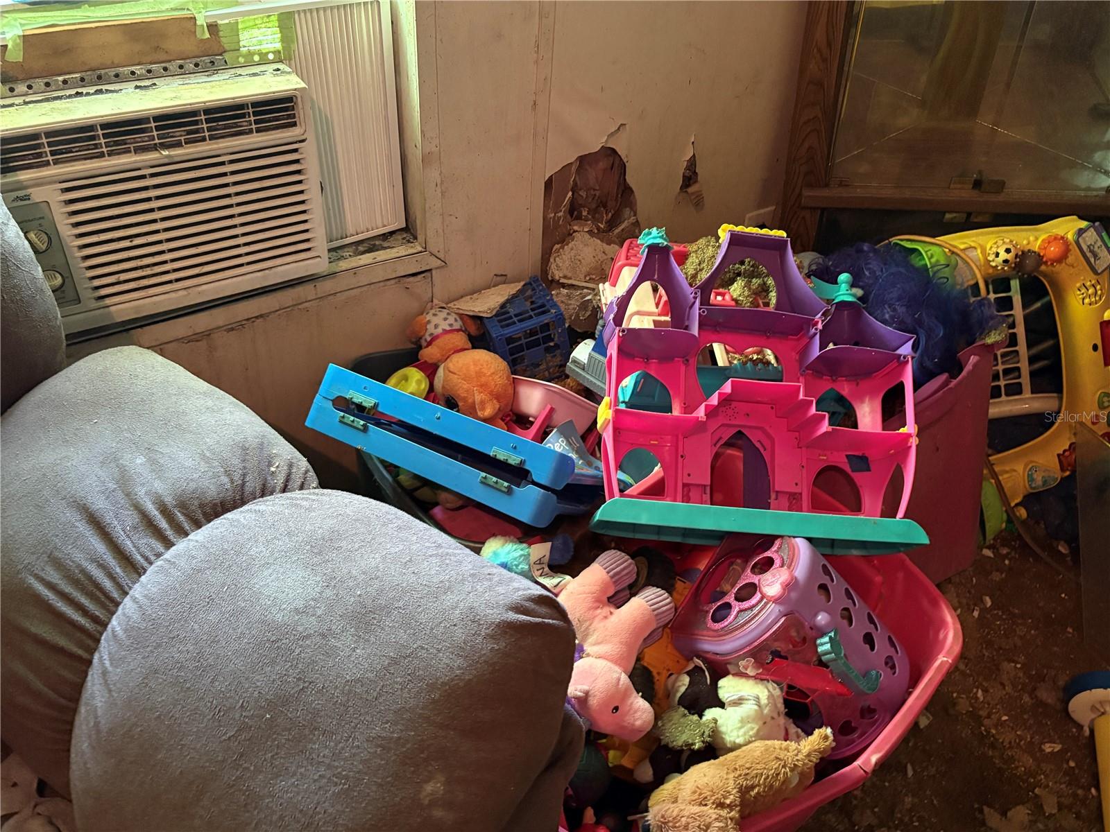 TB8435688 Property Photo