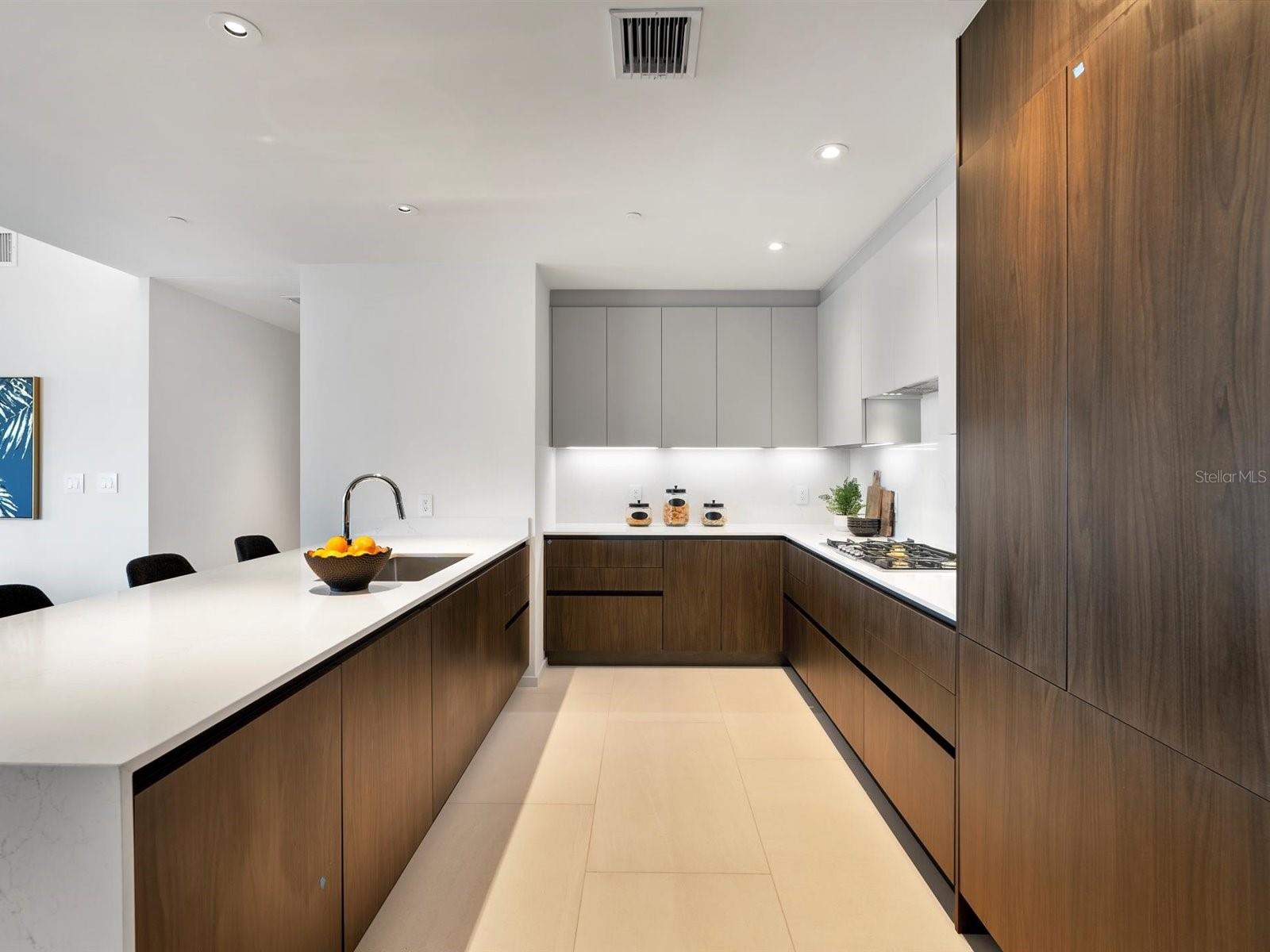 1020 SUNSET POINT RD #103, CLEARWATER, FL, 33755