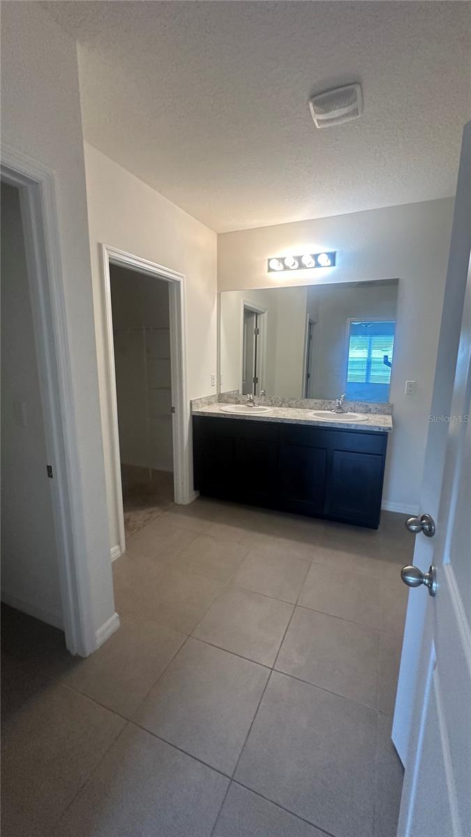 9766 TRONCAIS CIR, THONOTOSASSA, FL, 33592