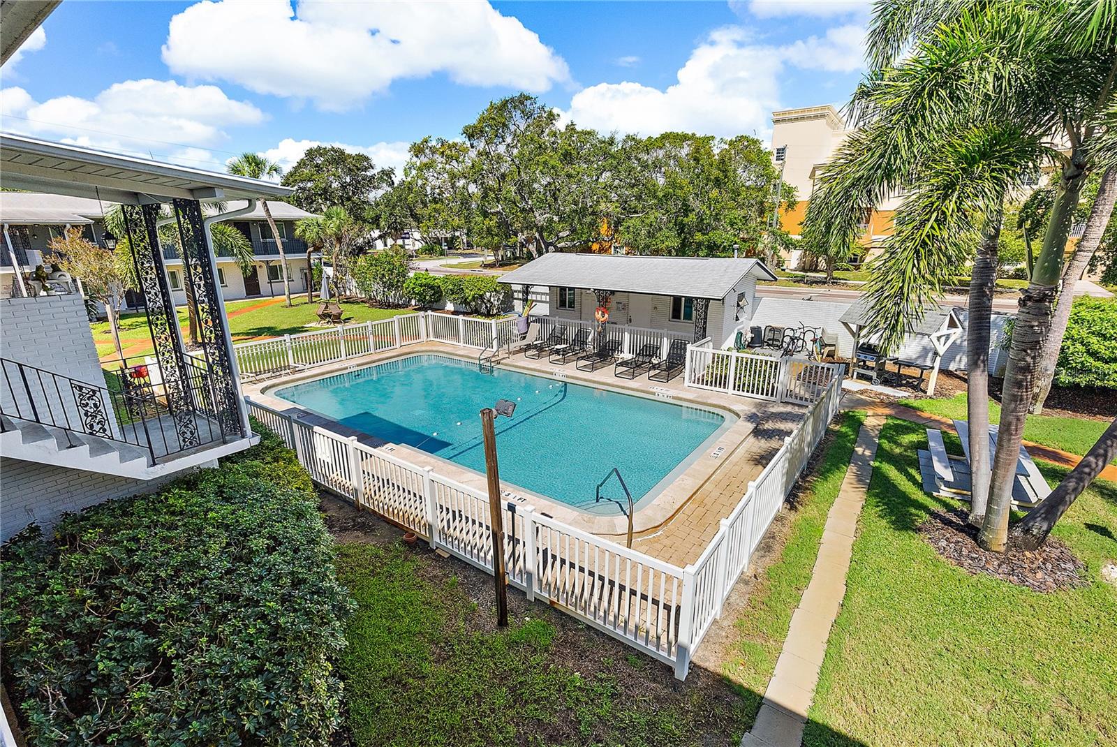 Lovely Grounds and POOL, on-site laundry