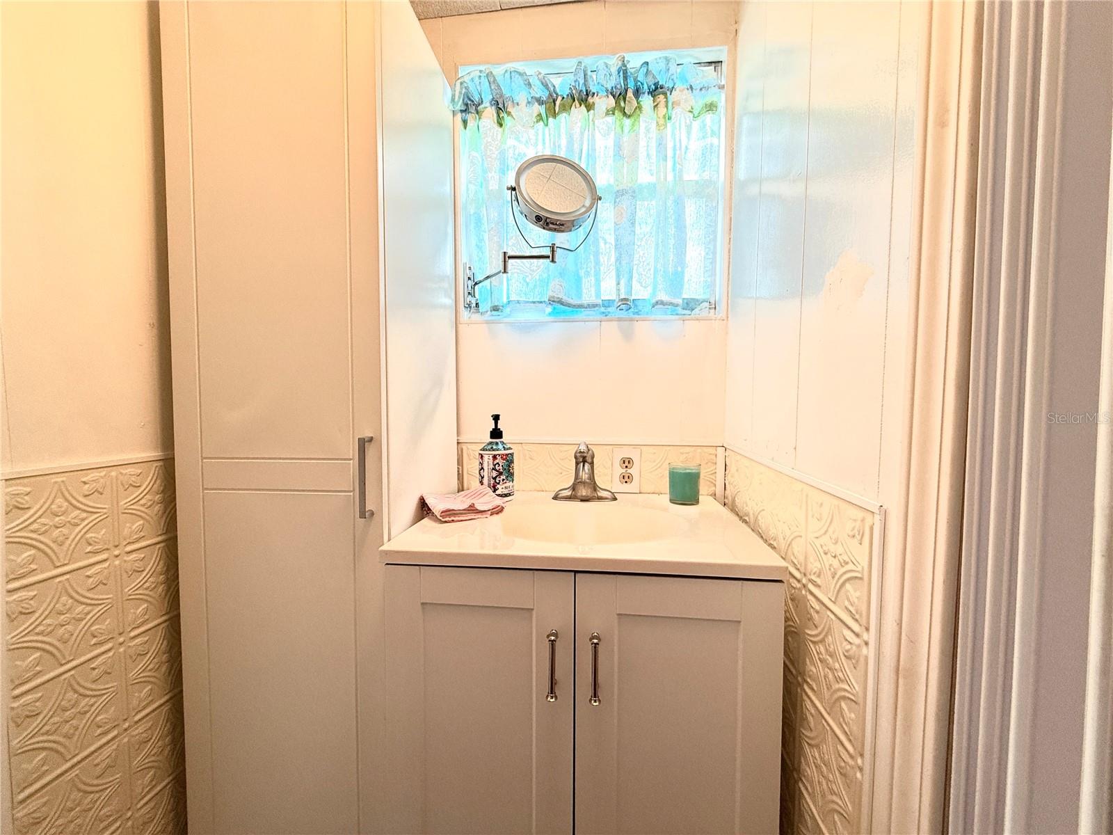 104 E SAINT JOHNS WAY, APOLLO BEACH, FL, 33572