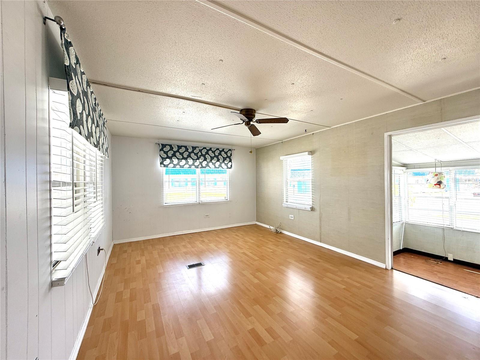 104 E SAINT JOHNS WAY, APOLLO BEACH, FL, 33572