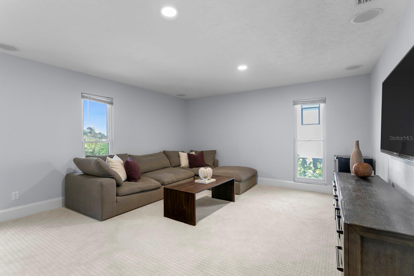 TB8435895 Property Photo