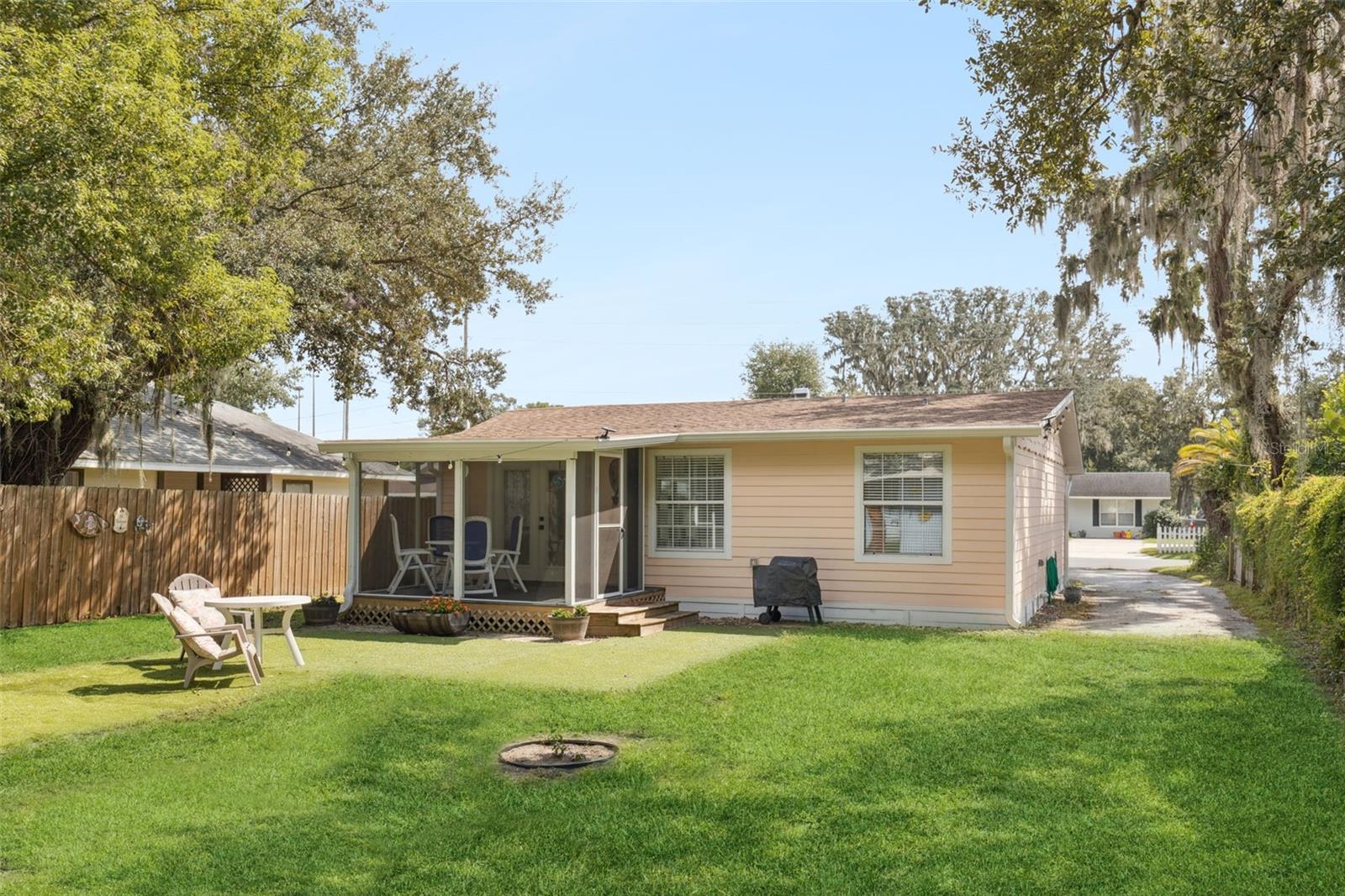 1011 LIBERTY AVE, MOUNT DORA, FL, 32757