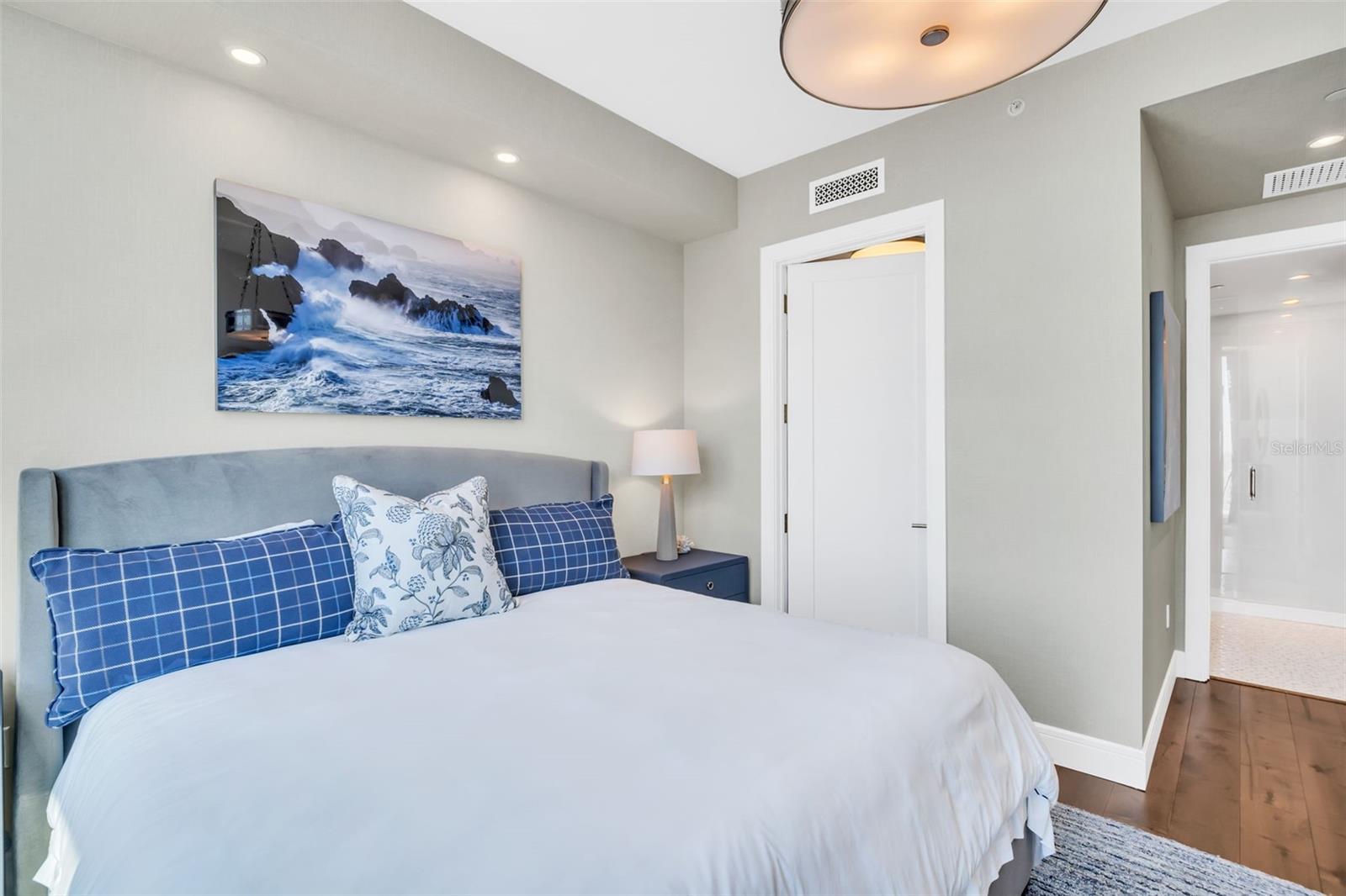 TB8435975 Property Photo