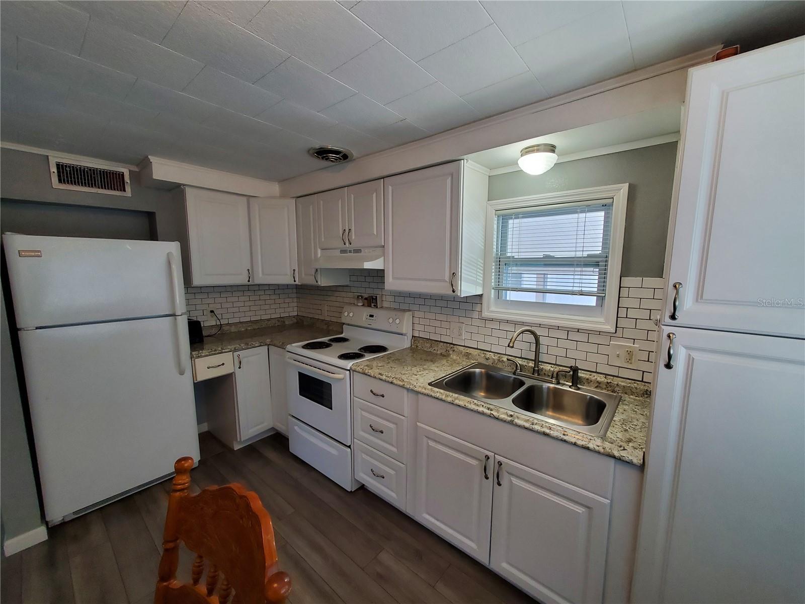 TB8436114 Property Photo