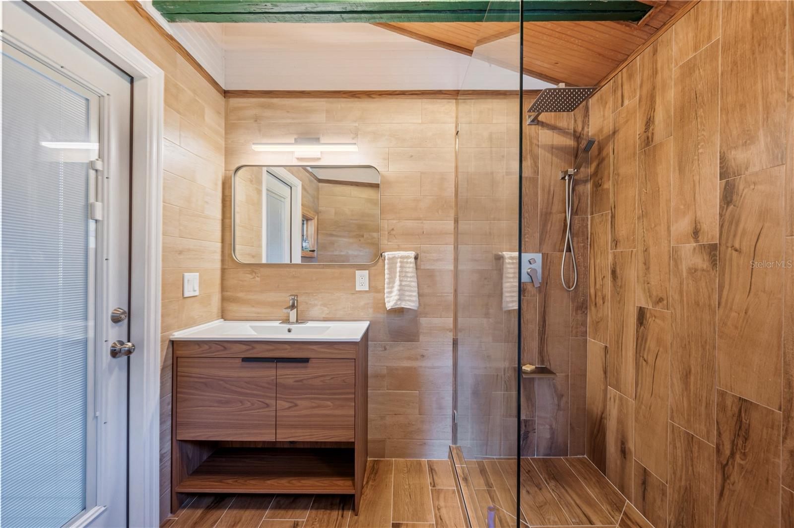 feels like a cabin, but modern!