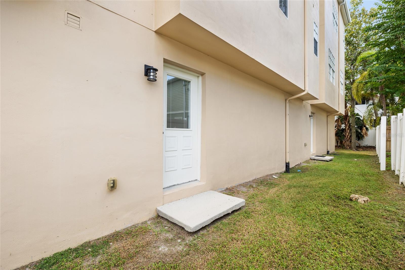 Floor 1:  backyard area