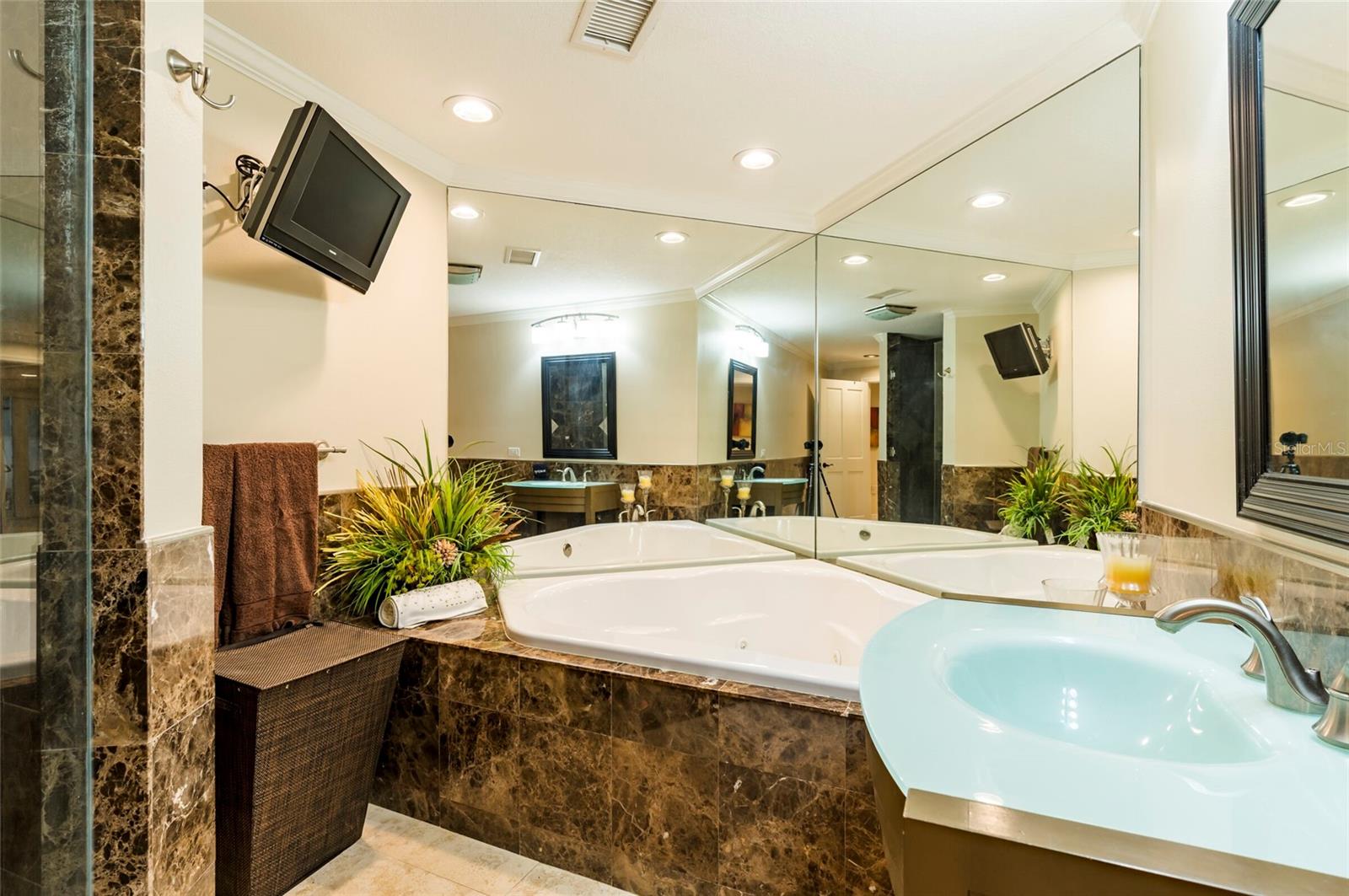 TB8436315 Property Photo