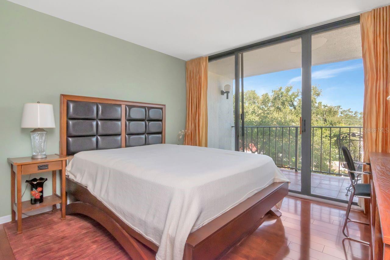 2nd bedroom w/balcony access