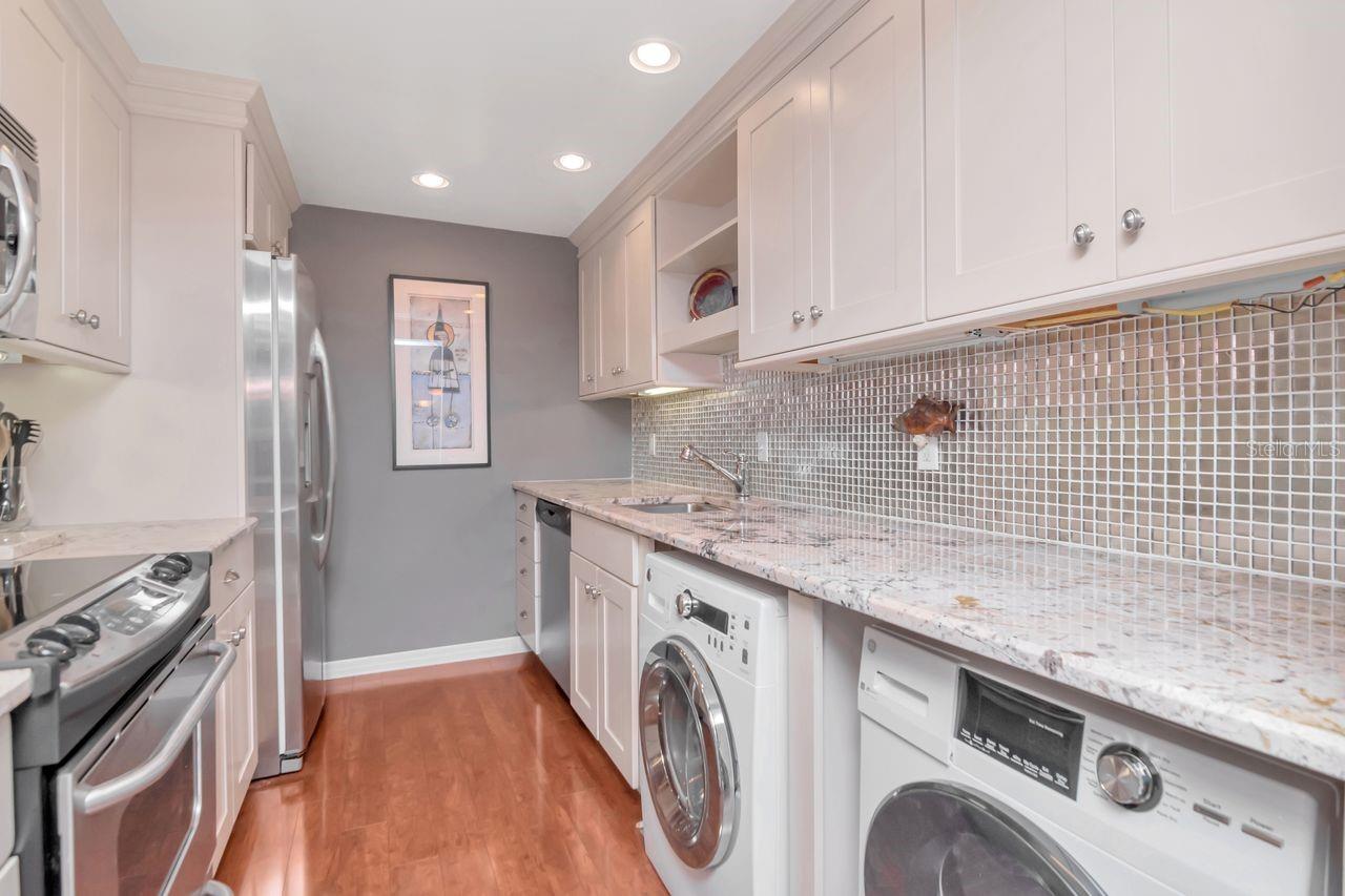 Updated kitchen w/in unit laundry
