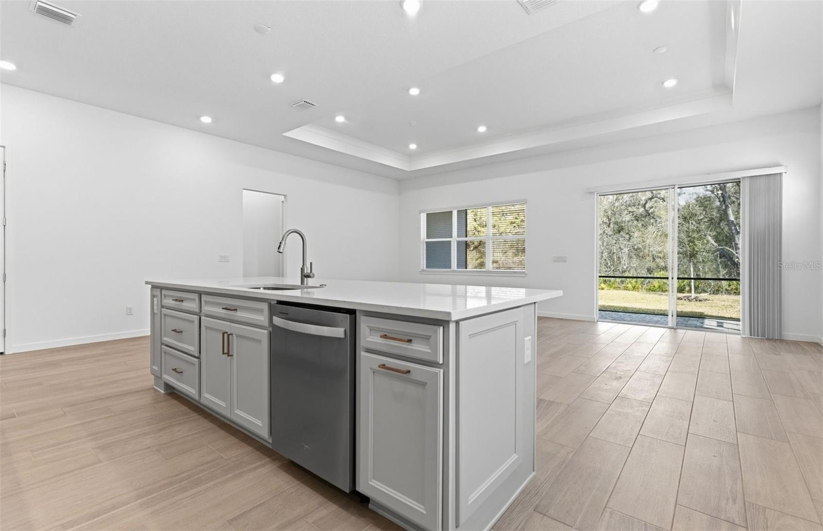 Large Center Island w/Storage