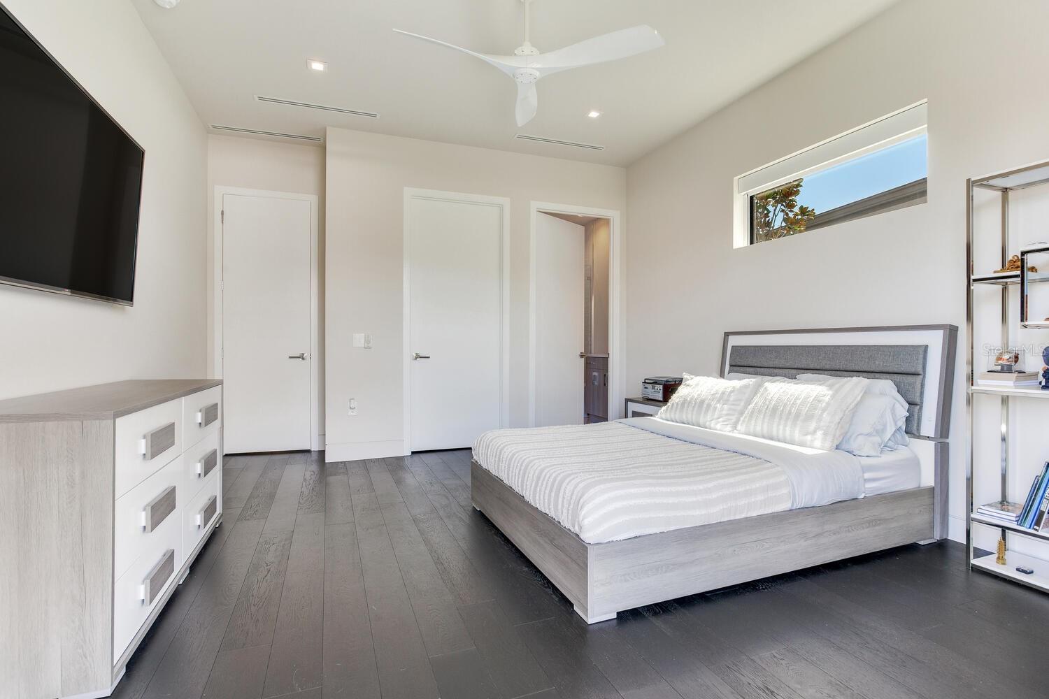 TB8436665 Property Photo