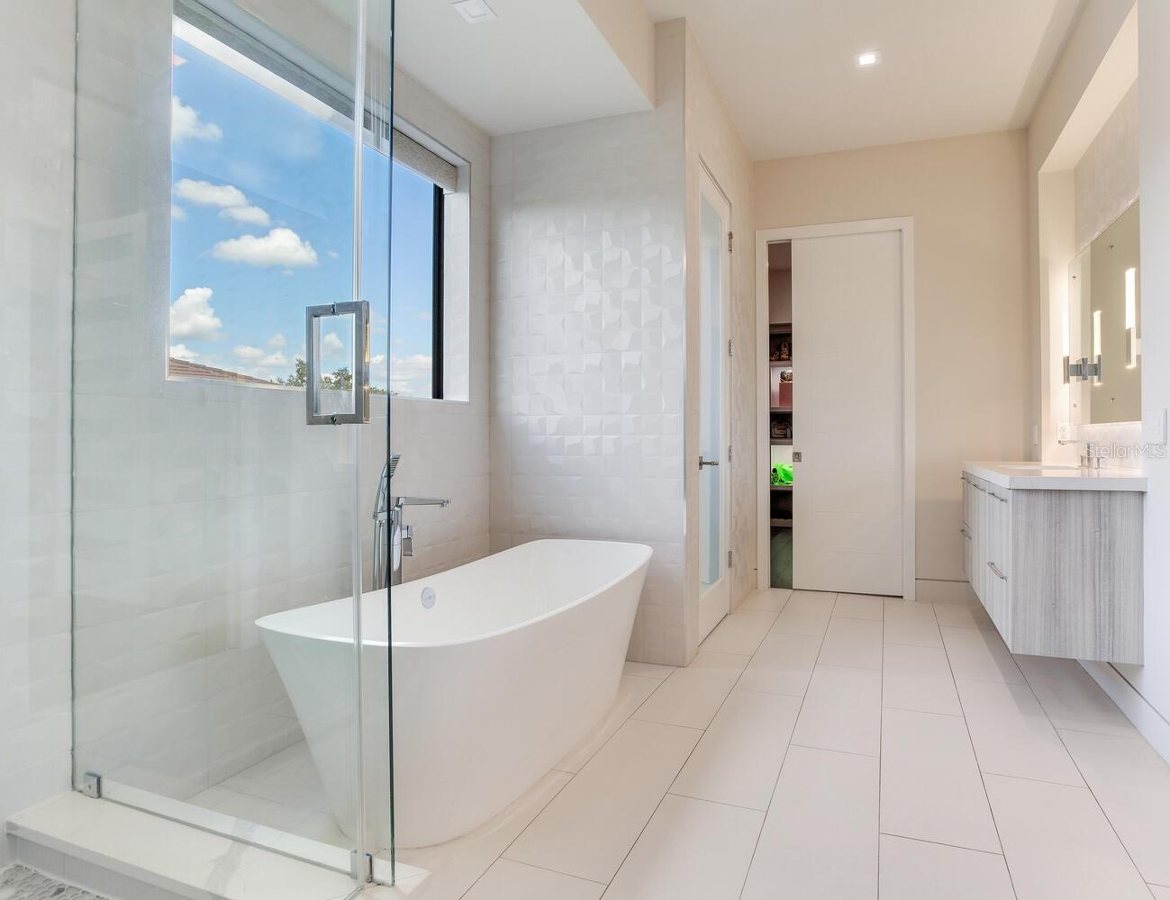 TB8436665 Property Photo