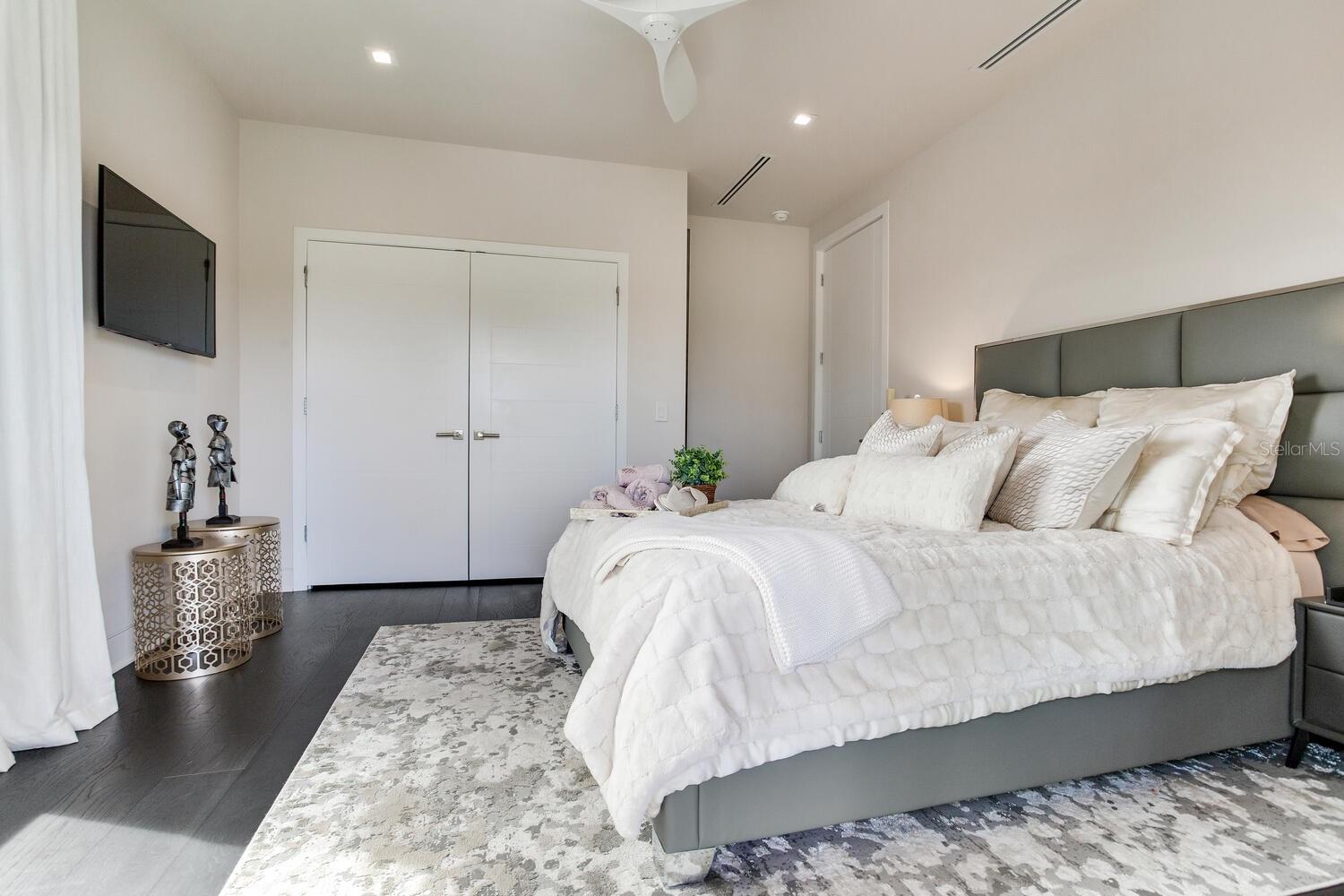 TB8436665 Property Photo