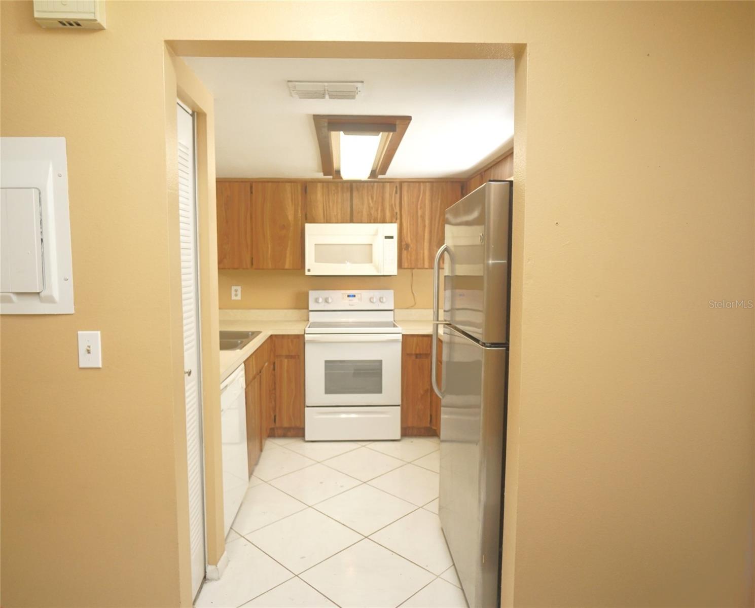 10049 LAKE OAK CIR, TAMPA, FL, 33624