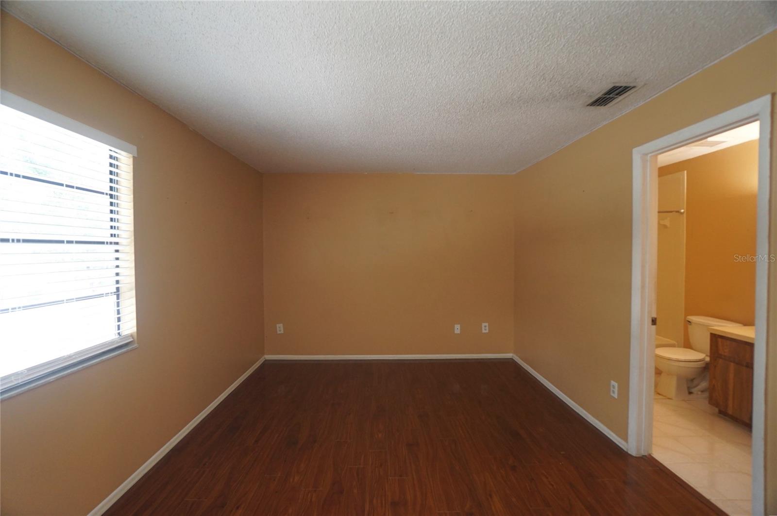 10049 LAKE OAK CIR, TAMPA, FL, 33624