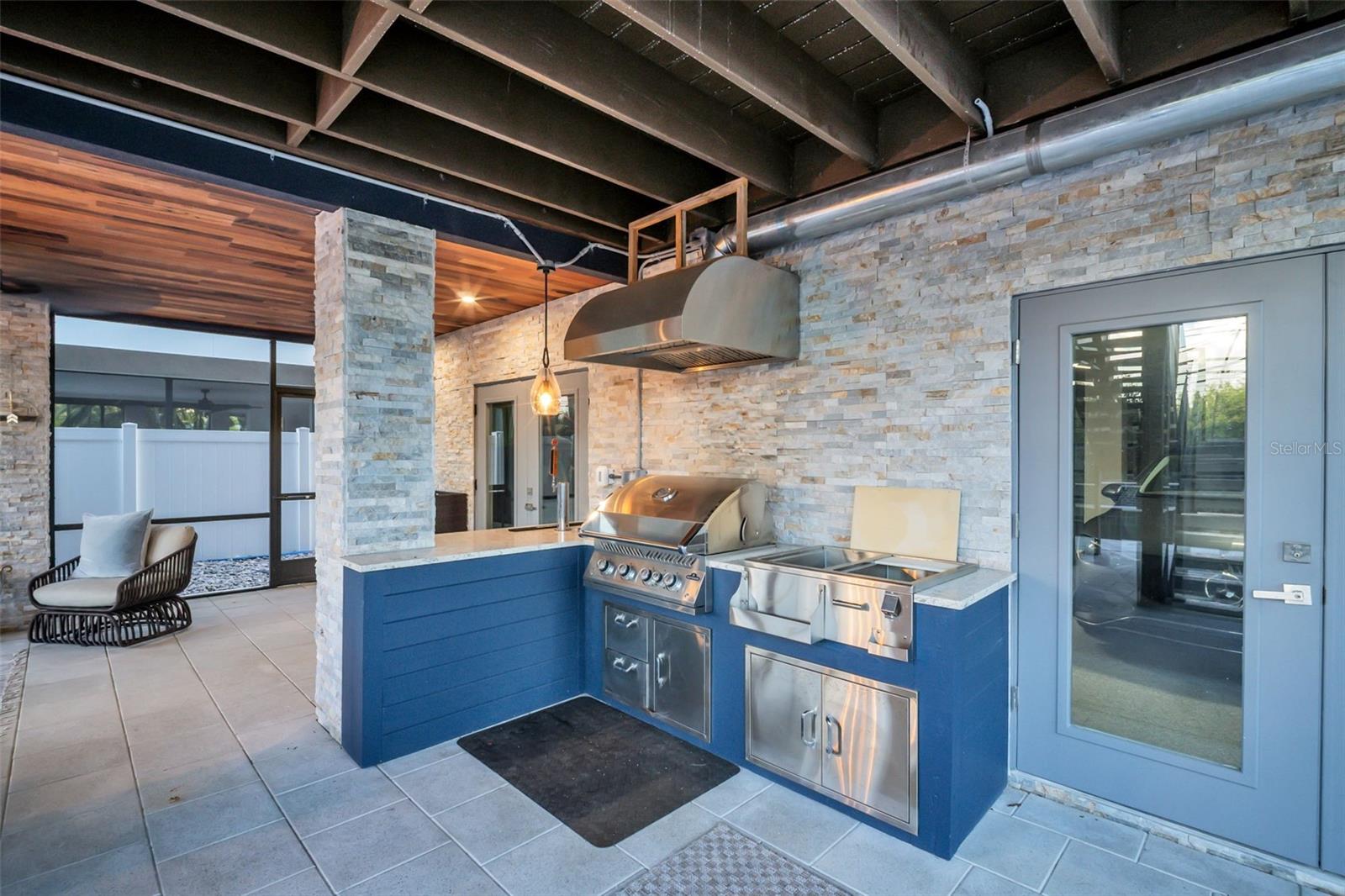 Poolside outdoor kitchen