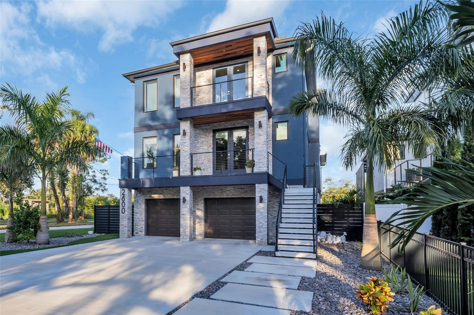 Golf cart or short bike ride away from wonderful bars and resturants!