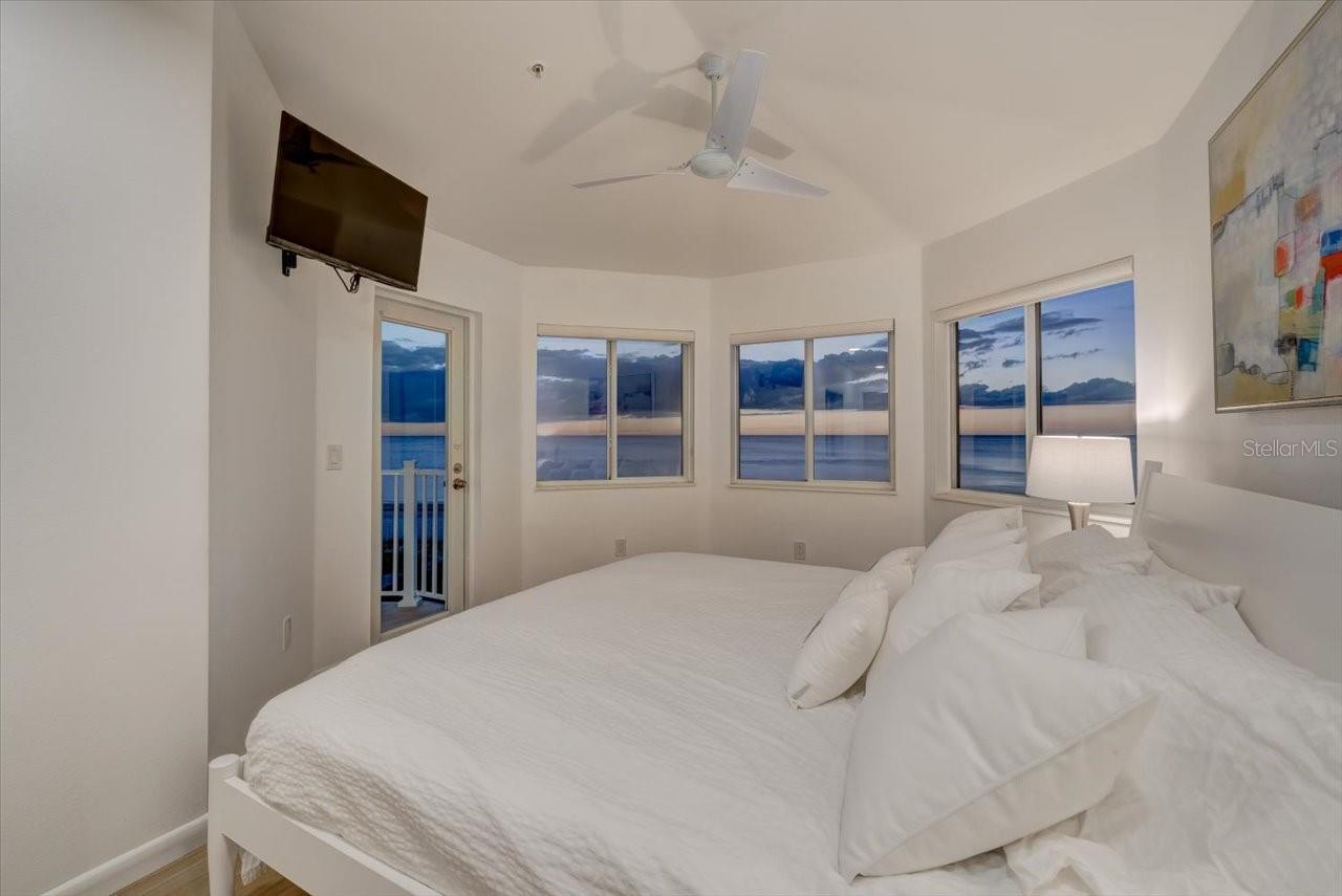 17852 LEE AVE, REDINGTON SHORES, FL, 33708