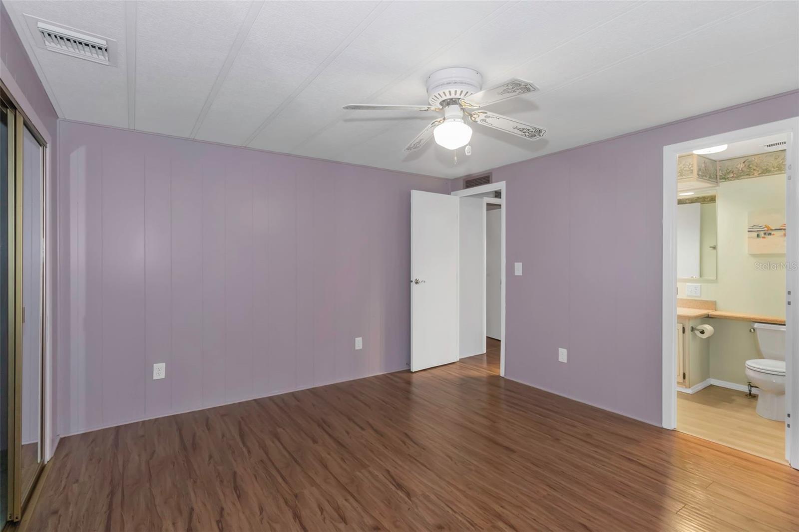 W7879832 Property Photo