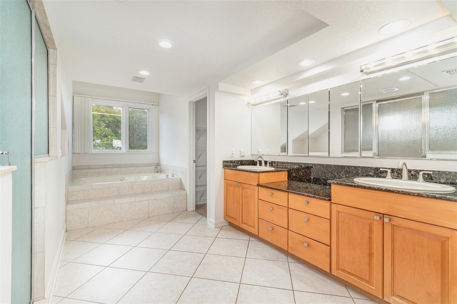 O6351950 Property Photo