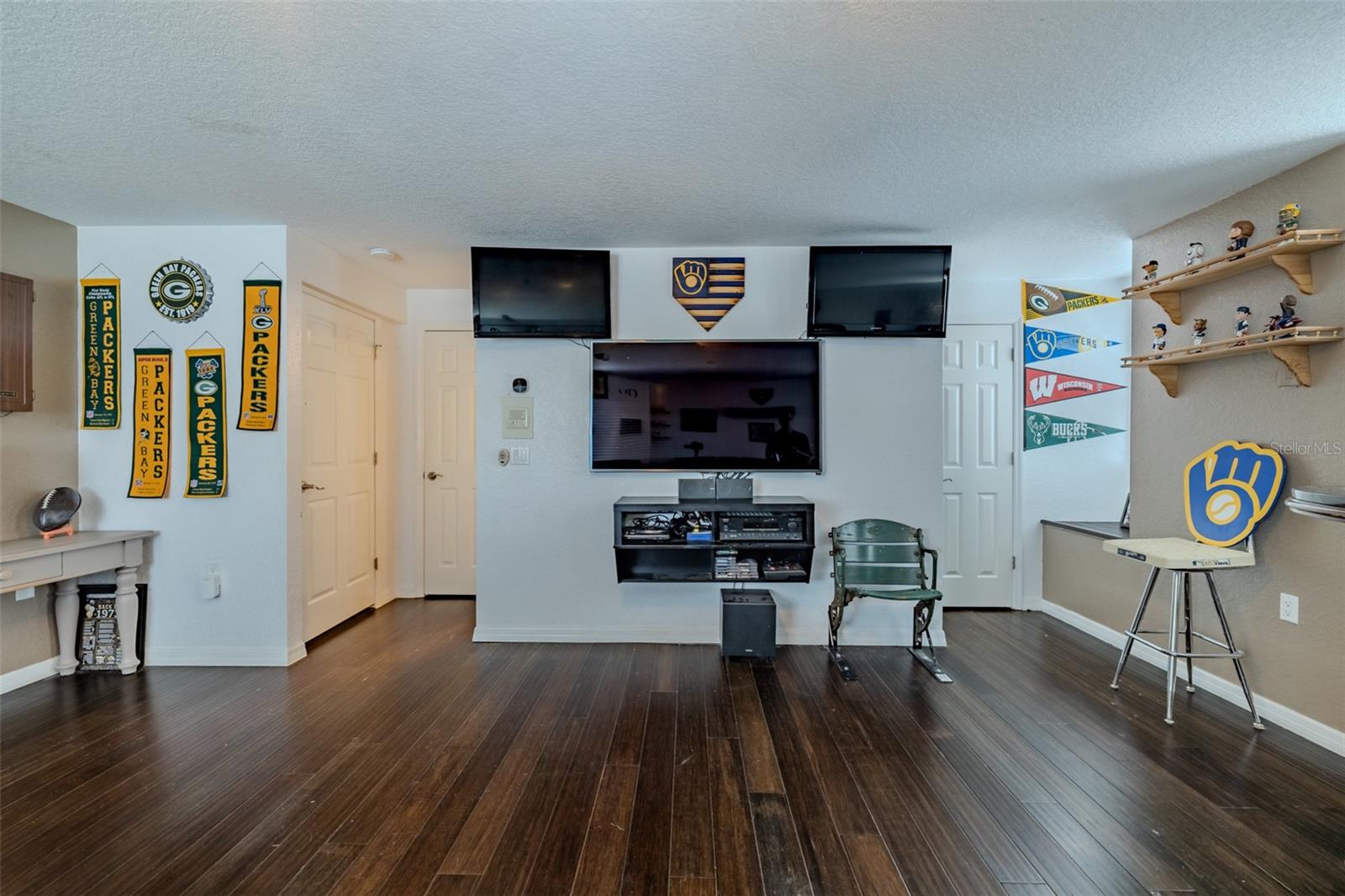 5th Bedroom w/ 2 closets w/full bath