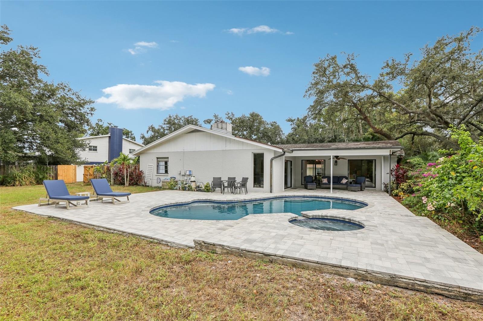 1203 BEACON HILL DR, TAMPA, FL, 33613