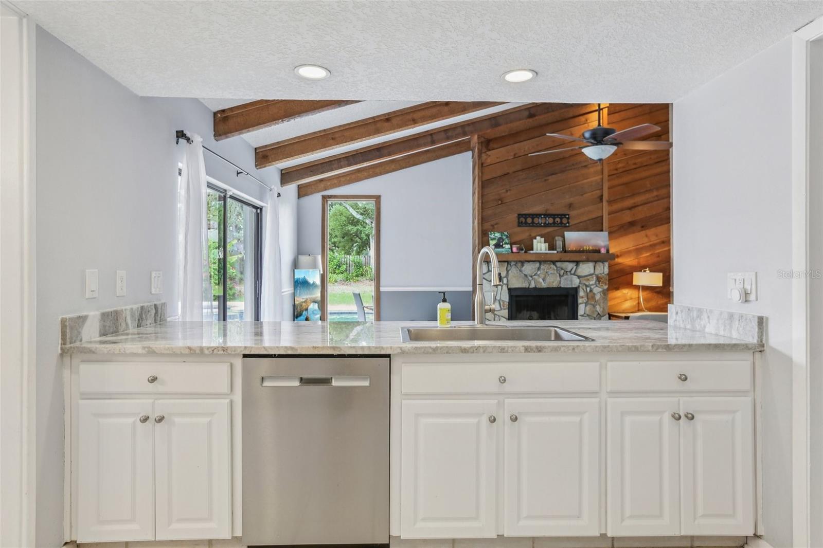 1203 BEACON HILL DR, TAMPA, FL, 33613