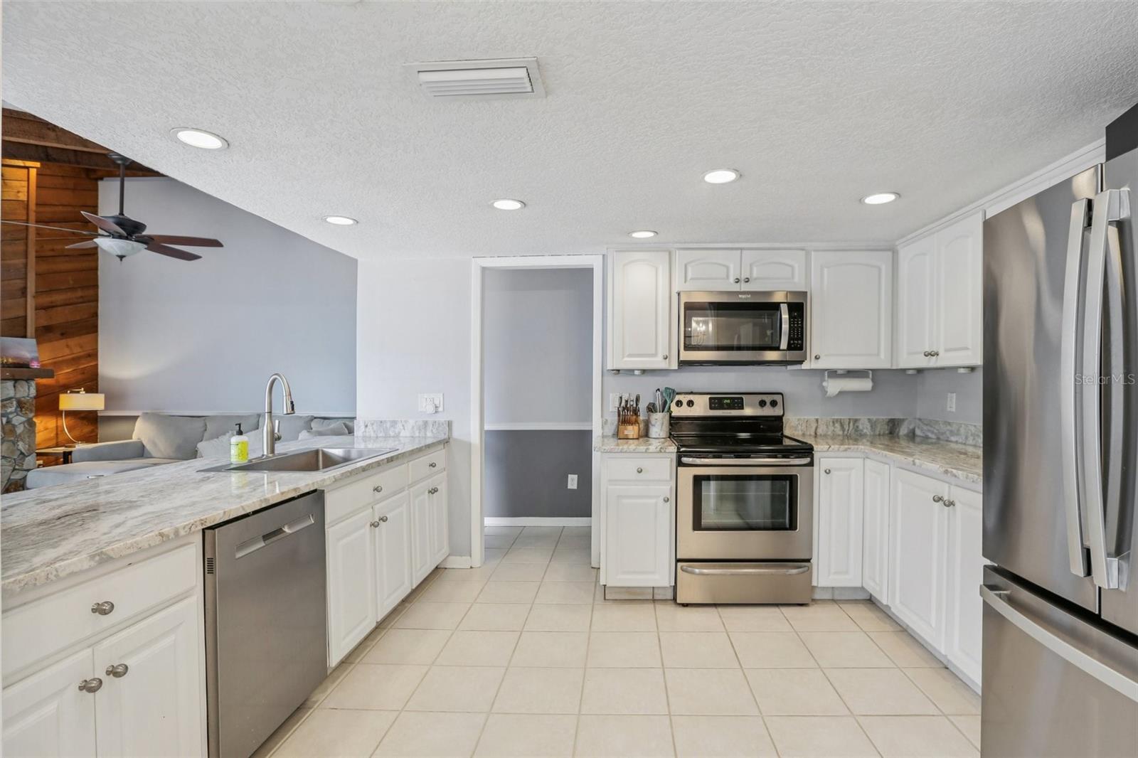 1203 BEACON HILL DR, TAMPA, FL, 33613