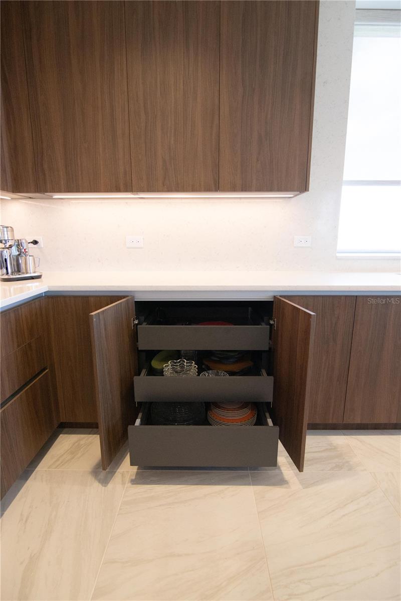 Custom Upgraded Italkraft Drawers in All Lower Cabinets