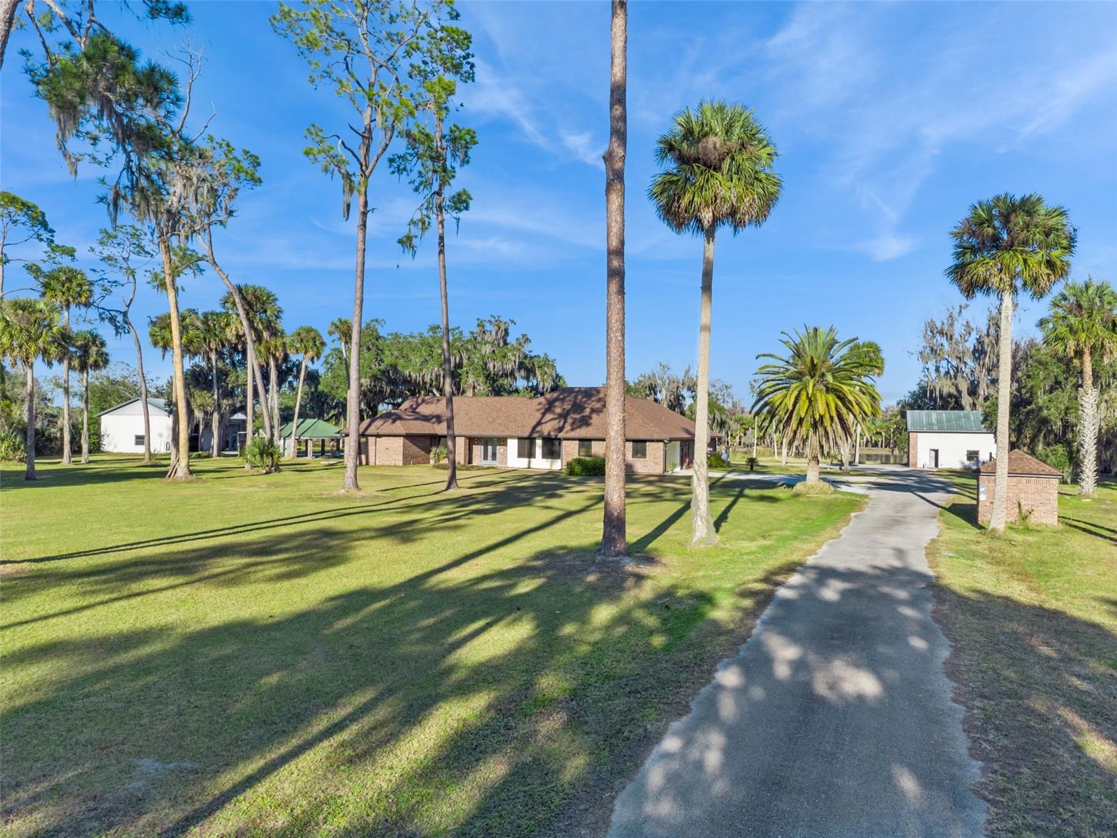 2565 E OSCEOLA RD, GENEVA, FL, 32732