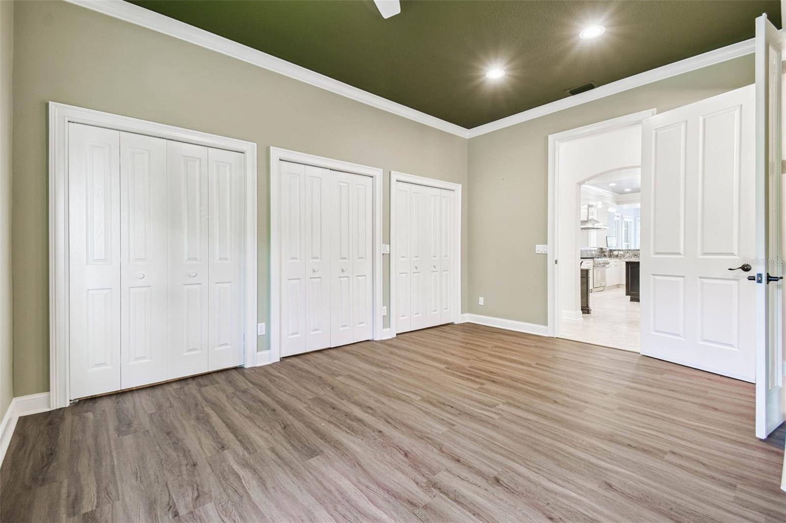 TB8437835 Property Photo